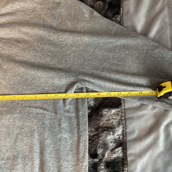 St. John’s Bay v-neck lightweight sweater. Men’s size Large - Picture 5 of 6